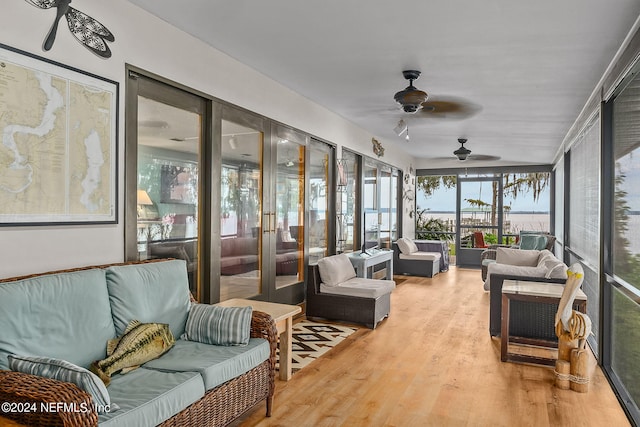 sunroom with ceiling fan