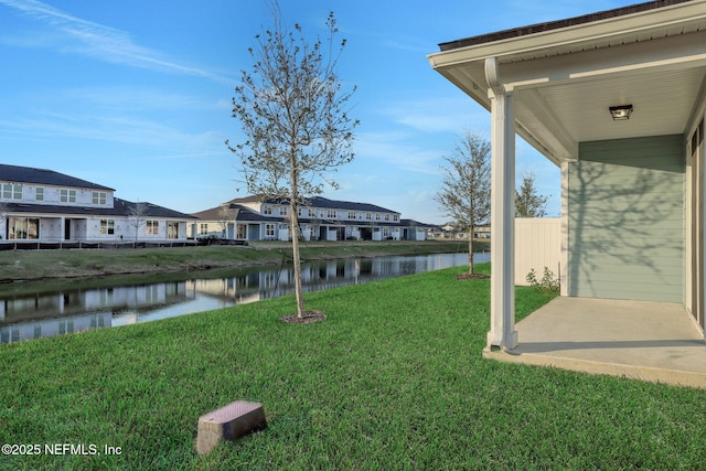 view of yard featuring a water view