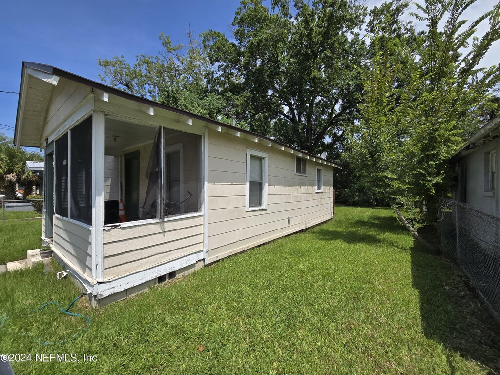1639 W 16th St, Jacksonville, FL 32209 - view of property exterior with a sunroom