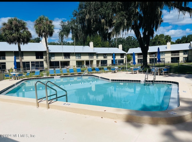 view of swimming pool