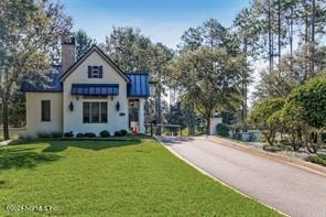 view of front of house featuring a front lawn