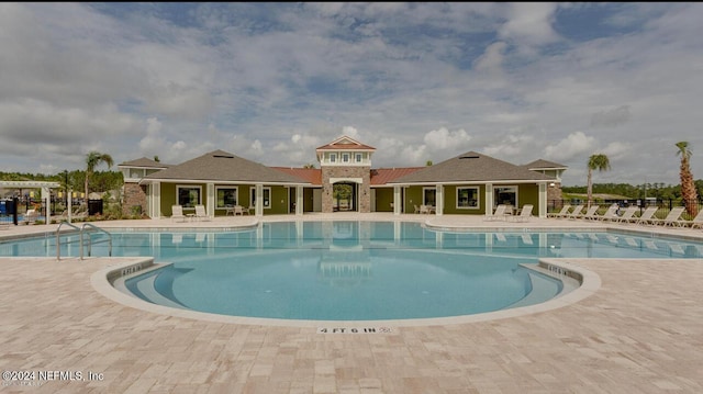 view of swimming pool