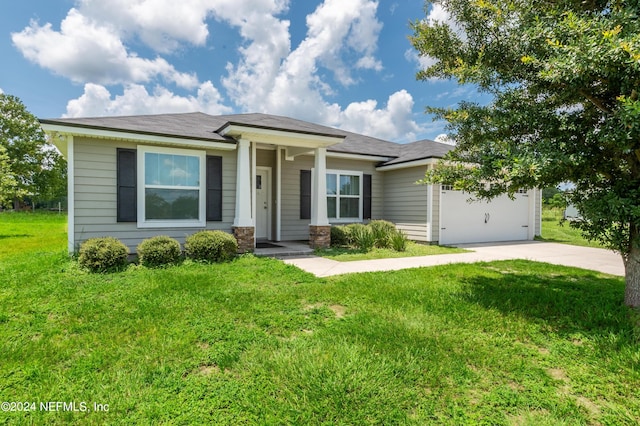 view of front of house featuring a front lawn