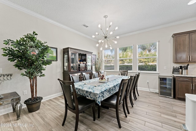 dining space featuring beverage cooler, visible vents, light wood-style flooring, an inviting chandelier, and crown molding