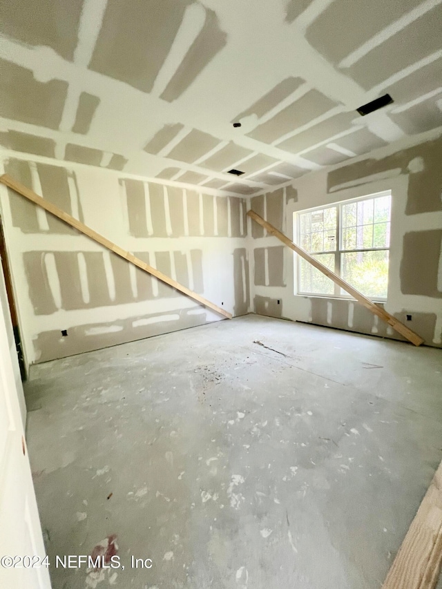 unfurnished room featuring concrete flooring