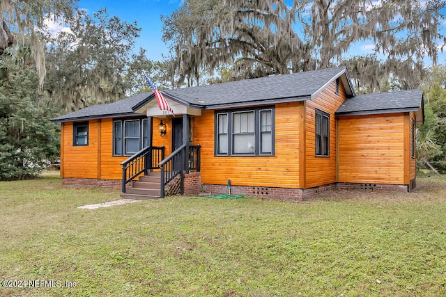 view of front of property with a front yard