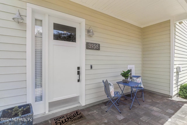 property entrance featuring a porch