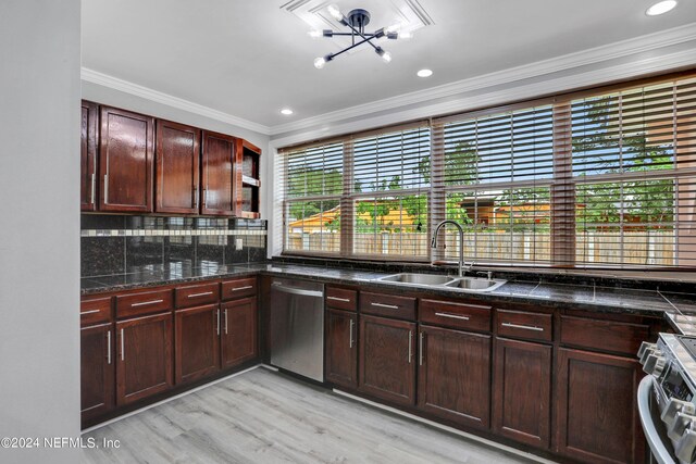 kitchen with stainless steel appliances, tasteful backsplash, an inviting chandelier, sink, and light hardwood / wood-style flooring