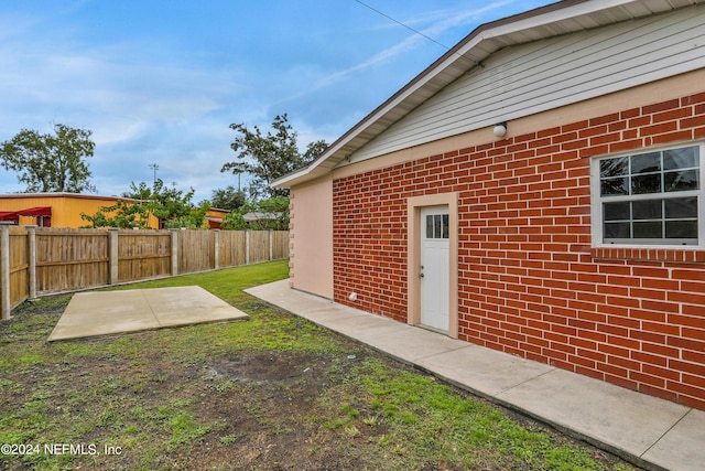 view of yard featuring a patio