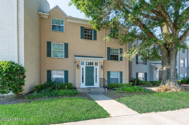 multi unit property featuring a front yard