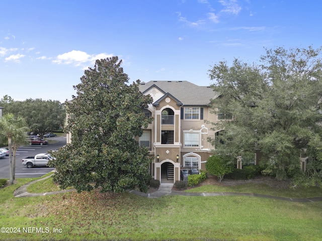 view of front of property featuring a front lawn