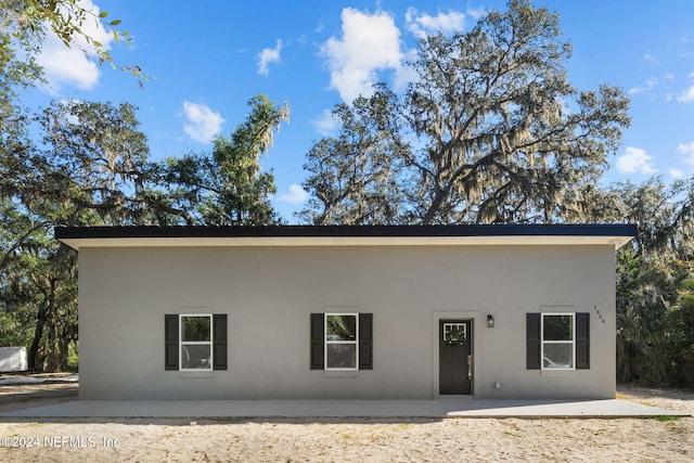 view of front of property featuring a patio