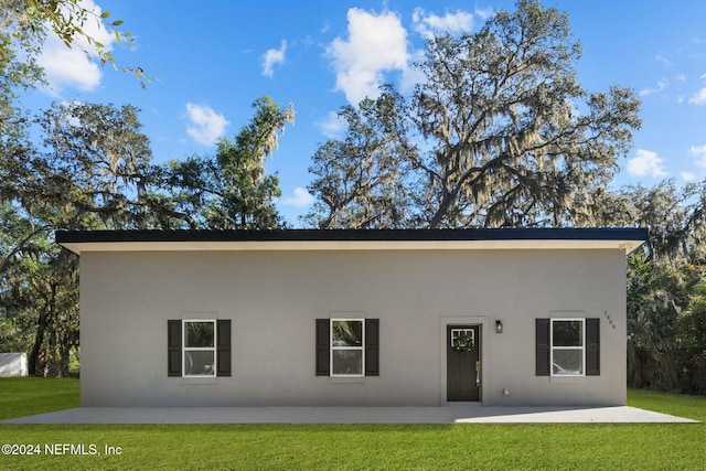 view of front of home featuring a patio area and a front yard