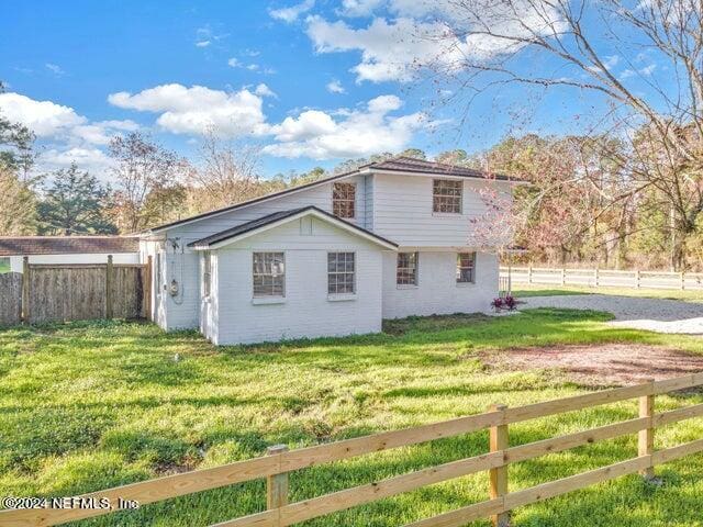 view of side of property featuring a lawn