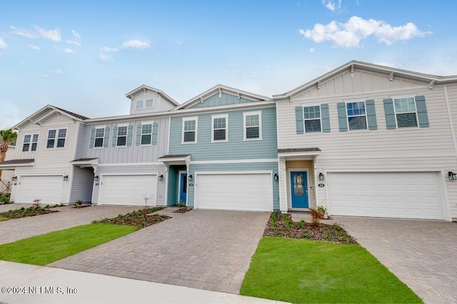 townhome / multi-family property featuring a garage