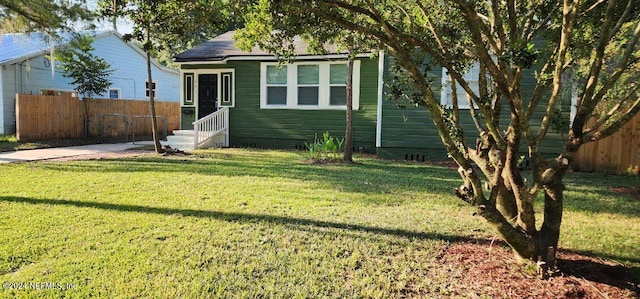 view of front of house with a front lawn