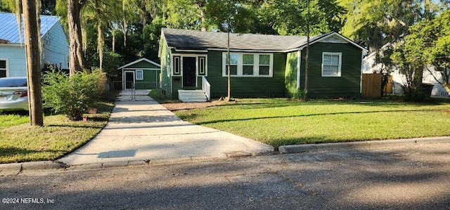 view of front facade featuring a front lawn