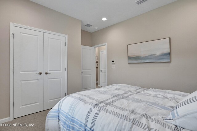 bedroom featuring a closet, visible vents, and recessed lighting