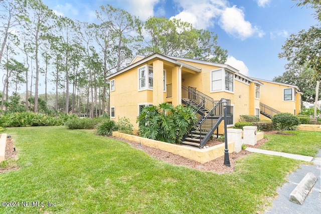 view of front facade with a front lawn