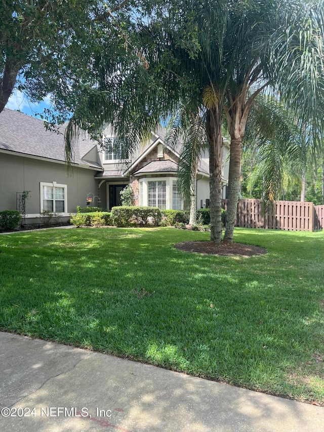 view of front of property featuring a front yard