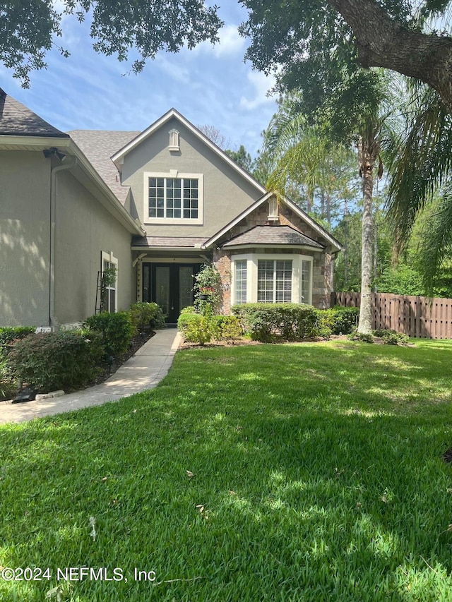 view of front of house featuring a front lawn