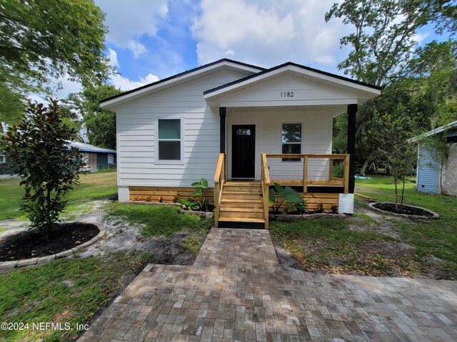 bungalow-style house featuring a front lawn and a porch