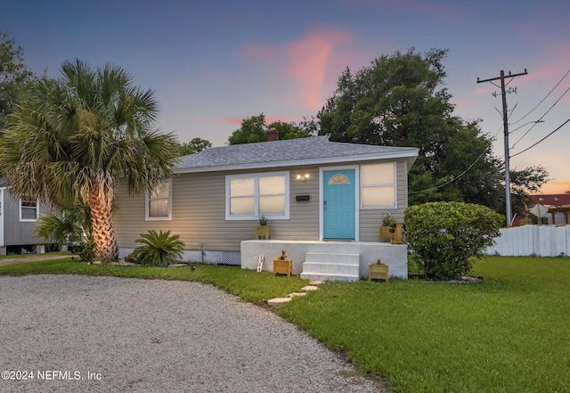 view of front of property featuring a front yard