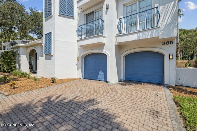 view of front of property featuring a garage