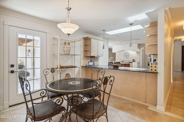 dining area featuring sink and light tile patterned floors