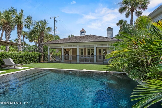 view of swimming pool featuring a lawn