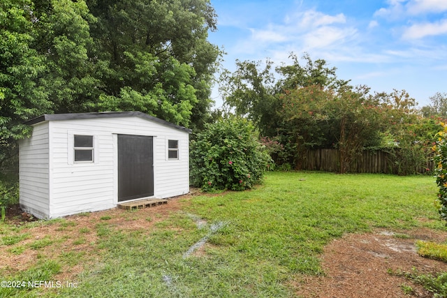 view of yard featuring a shed