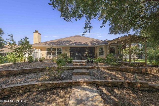 view of front of property featuring a pergola