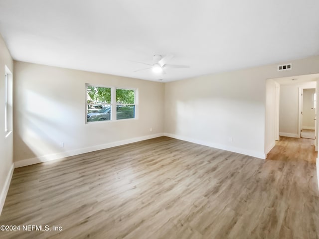 unfurnished room featuring light wood-type flooring and ceiling fan