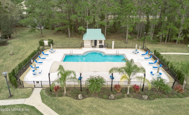 view of swimming pool with a yard