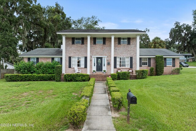 view of front of property featuring a front yard