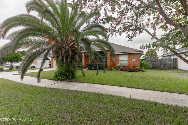 view of front of property featuring a front yard