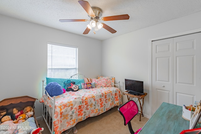 bedroom featuring ceiling fan, a textured ceiling, a closet, and carpet