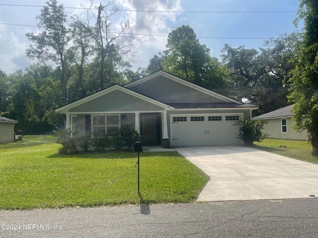 view of front of home featuring a front lawn and a garage