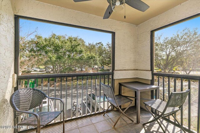 sunroom with ceiling fan