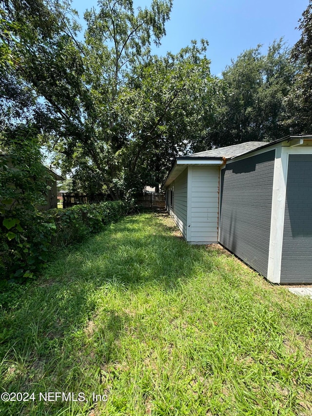 view of yard with a shed