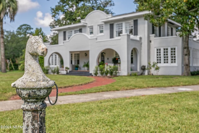 view of front facade with a front lawn