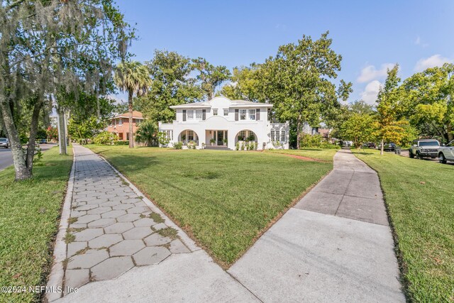 view of front of home featuring a front lawn