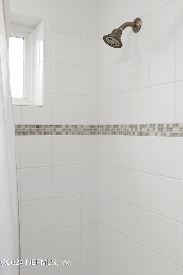 details featuring tiled shower