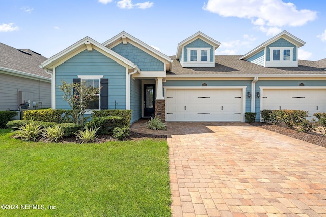 view of front facade featuring a front yard