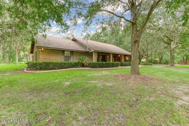 single story home with a front lawn