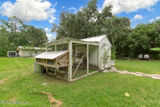 view of poultry coop with a lawn