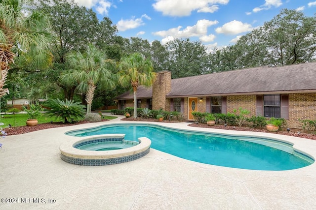 view of pool featuring an in ground hot tub