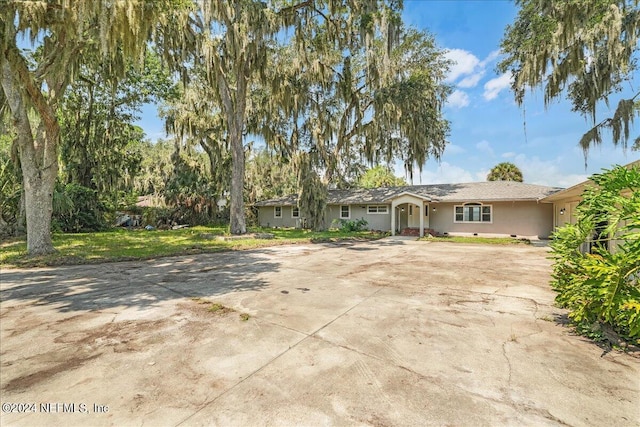 157 W Grandview Dr, East Palatka, FL 32131 - ranch-style home with driveway and stucco siding