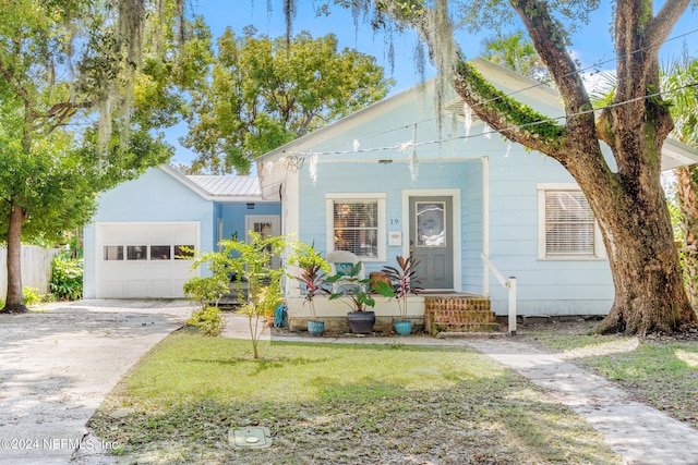 view of front facade featuring a garage and a front lawn