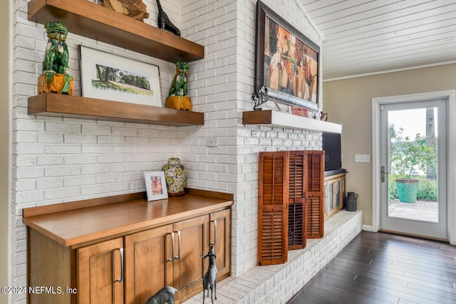 room details featuring hardwood / wood-style floors and ornamental molding